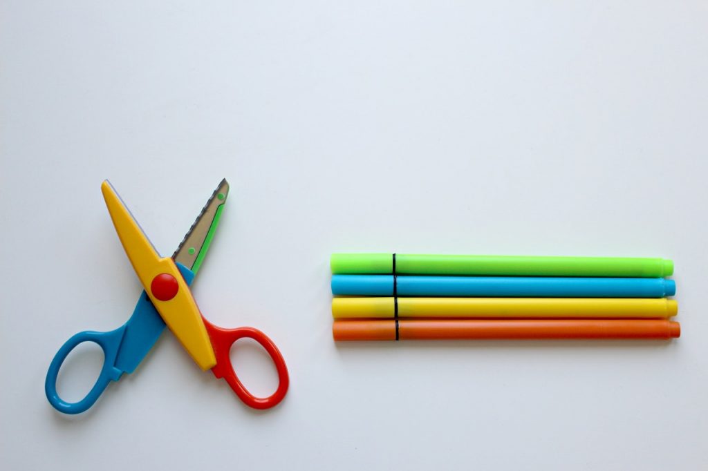 Zur Vorbereitung für den Geburtstag im Kindergarten lässt sich mit allen Kindern basteln