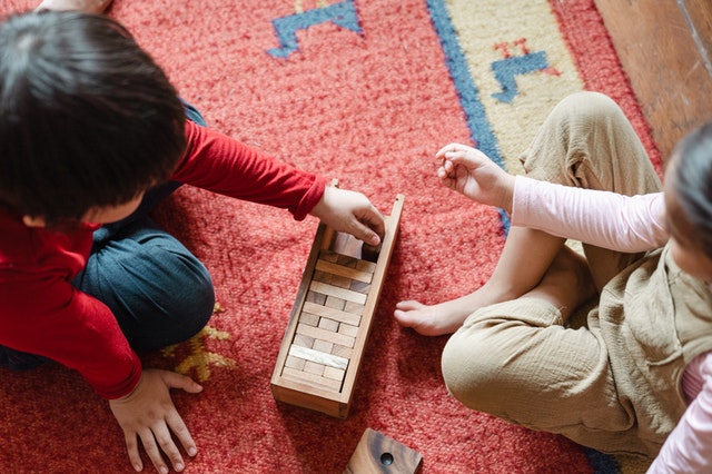 Beobachten des sozialen Miteinander unter Kindern