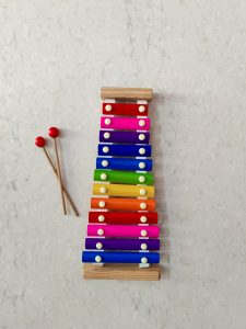 Buntes Xylophon aus Holz mit 15 Klangstäben in verschiedenen Farben und zwei Schlägeln auf einem hellen Untergrund. Ideal für Kinder zur Förderung der Musikalität und Kreativität.