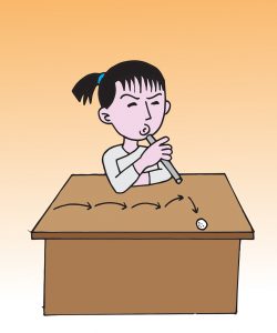 Ein Mädchen spielt konzentriert auf einer Flöte, während es an einem Tisch sitzt. Im Hintergrund ist eine orangefarbene Wand zu sehen, die eine warme Atmosphäre schafft. Die Szene zeigt die Verbindung von Musik und Kreativität.