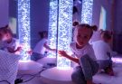 Kinder snoezeln im Snoezelen Raum