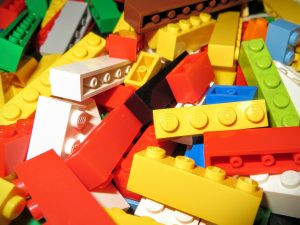 Bunte LEGO-Steine in verschiedenen Formen und Größen, ideal für kreatives Bauen und Spiel.