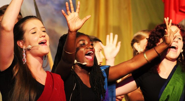 Schultheater und Theater-AG-Kinder singen auf Bühne-SpielundLern.de