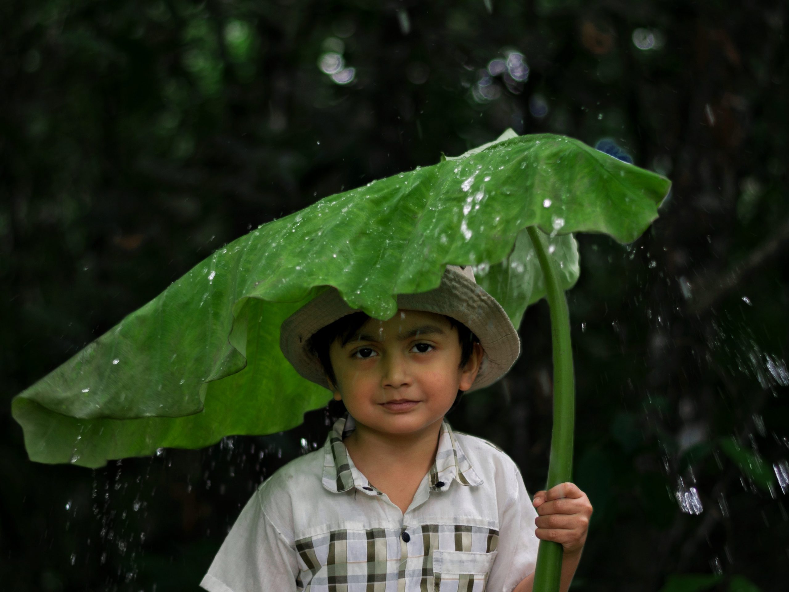 Resilienz fördern - Kind im Regen - Spielundlern.de