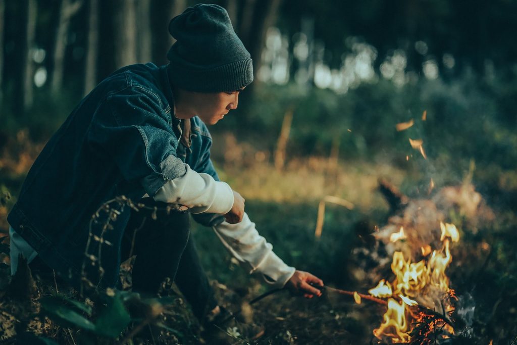 Mann am Feuer - Bushcrafting mit Kindern und Jugendlichen - Spielundlern.de