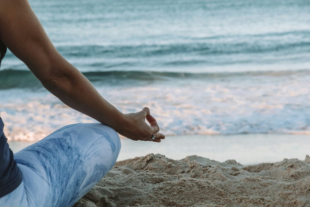 Yoga am Strand - Frustrationstoleranz fördern - Spielundlern.de