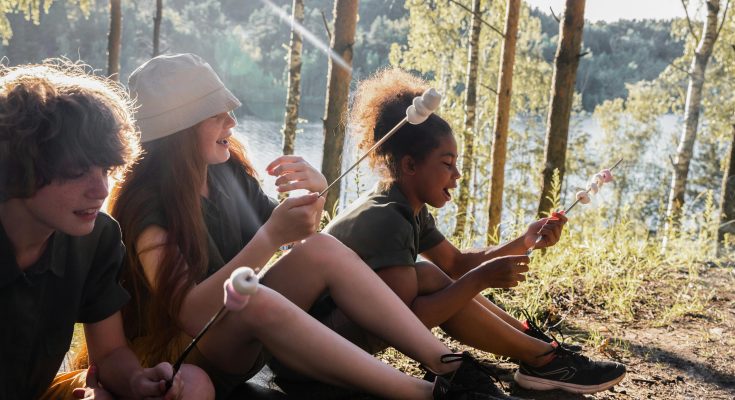 Jugendliche am Feuer - Bushcrafting mit Kindern und Jugendlichen - Spielundlern.de