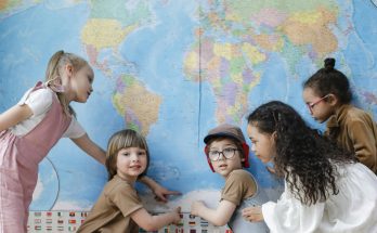 Kinder vor Weltkarte - Behaim-Globus -Spielundlern.de