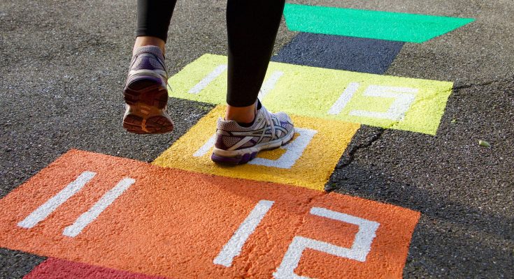 Hüpfspiel - Gleichgewicht üben mit Kindern - Spielundlern.de