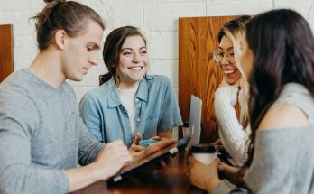 vier Jugendliche lachen - Smalltalk - Spielundlern.de