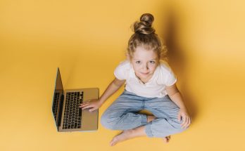 Mädchen mit Laptop
