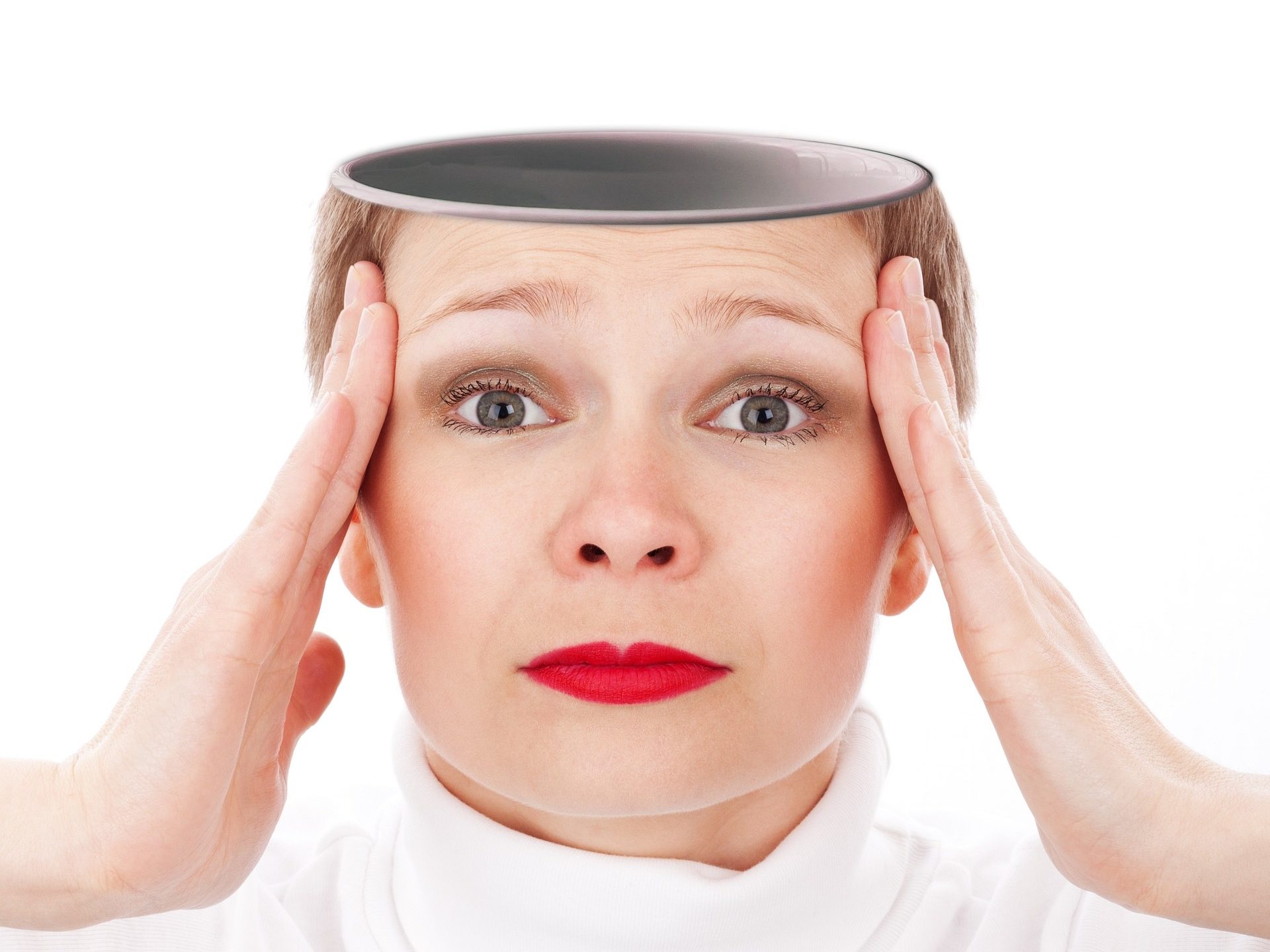 Eine Frau greift sich verzweifelt an den Kopf, dieser ist oben wie ein leeres Gefäß offen. 