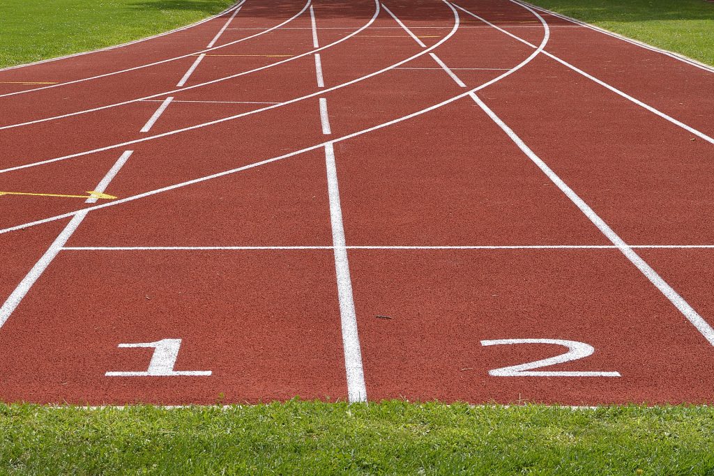 Eine Laufbahn auf dem Sportplatz.