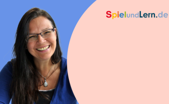 Lächelnde Frau mit langen, dunklen Haaren vor einem bunten Hintergrund, die für die Website SpielundLern.de steht.