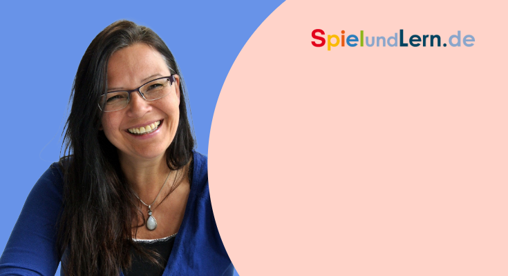 Lächelnde Frau mit langen, dunklen Haaren vor einem bunten Hintergrund, die für die Website SpielundLern.de steht.