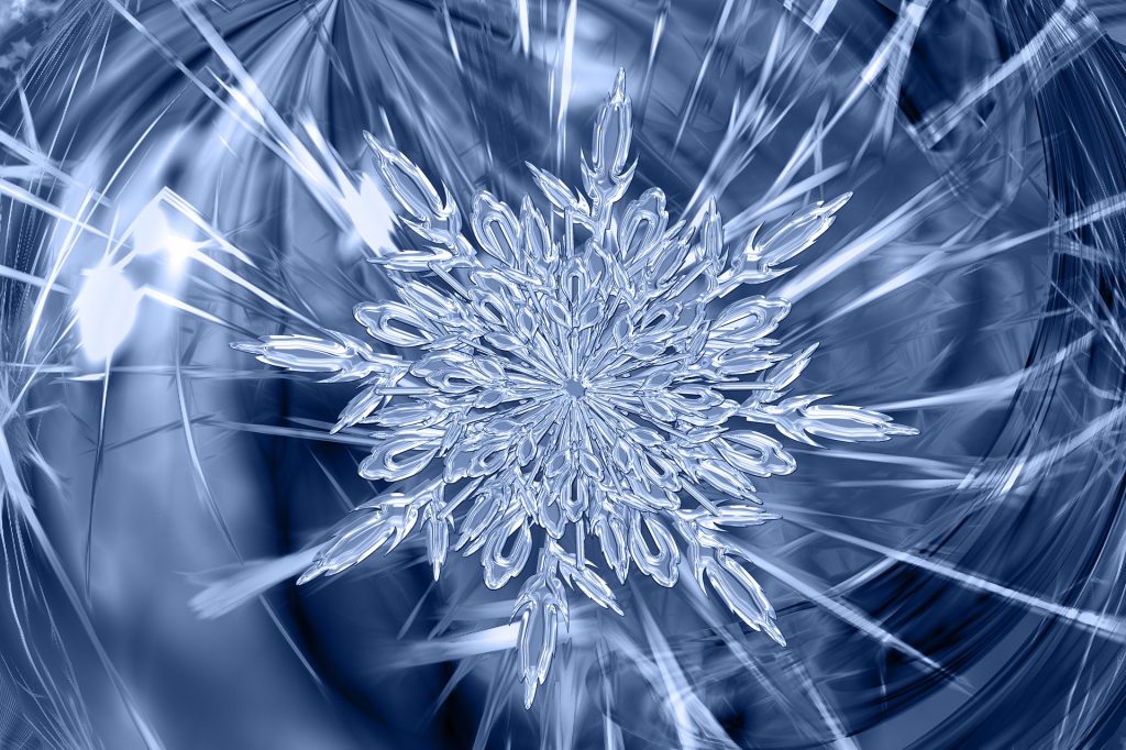 Eiskristall in blauen Tönen, detailreich und symmetrisch, vor einem unscharfen Hintergrund, der die Kälte und Schönheit des Winters symbolisiert. Ideal für Themen rund um Winter, Natur und Kunst.