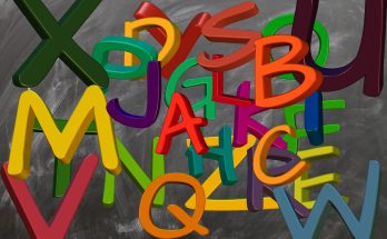 Bunte, 3D-ähnliche Buchstaben liegen chaotisch auf einer Tafel. Die Buchstaben sind in verschiedenen Farben und Formen gestaltet und eignen sich ideal für Lernmaterialien oder kreative Projekte.