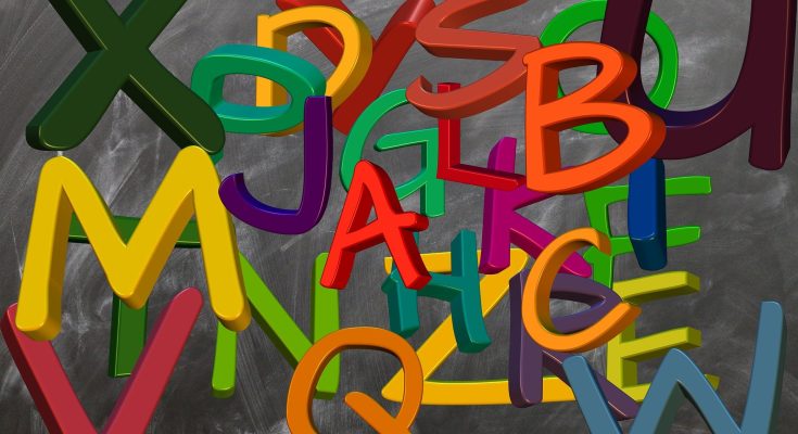 Bunte, 3D-ähnliche Buchstaben liegen chaotisch auf einer Tafel. Die Buchstaben sind in verschiedenen Farben und Formen gestaltet und eignen sich ideal für Lernmaterialien oder kreative Projekte.