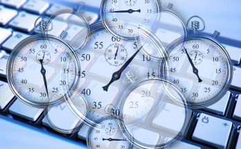 Bild eines Computer-Keyboards mit mehreren Uhren und Stoppuhren, die die Zeitmessung symbolisieren. Ideal für Themen wie Produktivität, Zeitmanagement und technologische Effizienz.