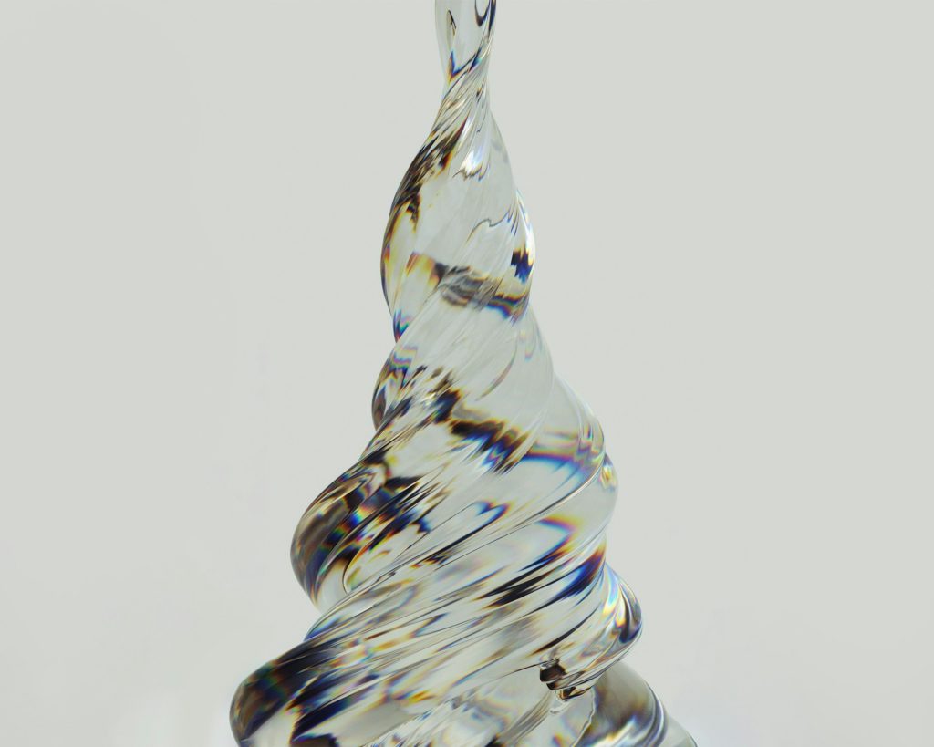 Kunstvolle Glasfigur in spiralförmiger Form, die Licht bricht und reflektiert. Die transparente Struktur erzeugt faszinierende Farbenspiele auf einem neutralen Hintergrund. Ideal für moderne Dekoration.