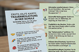 Illustration mit verschiedenen Bewegungsübungen für Kinder, darunter Hampelmann, Linienlauf, Froschhüpfen, Fliegen, Zehengang und Überkreuz. Jede Übung wird durch eine kurze Anleitung und eine entsprechende Grafik veranschaulicht, um die motorischen Fähigkeiten und das Gleichgewicht zu fördern.