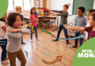 Eine Gruppe von Kindern spielt aktiv ein Spiel in einem Klassenzimmer. Die fröhlichen Gesichter und die dynamischen Bewegungen zeigen, wie viel Spaß sie dabei haben. Das Bild vermittelt eine lebendige Atmosphäre des Miteinanders und der Freude am Spiel.