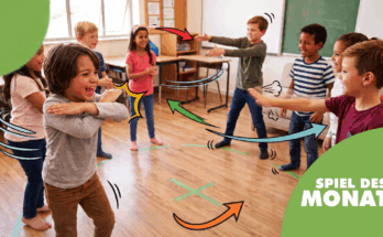 Eine Gruppe von Kindern spielt aktiv ein Spiel in einem Klassenzimmer. Die fröhlichen Gesichter und die dynamischen Bewegungen zeigen, wie viel Spaß sie dabei haben. Das Bild vermittelt eine lebendige Atmosphäre des Miteinanders und der Freude am Spiel.