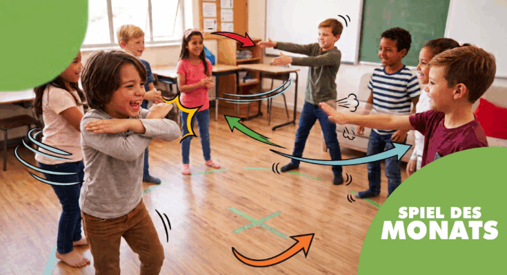 Eine Gruppe von Kindern spielt aktiv ein Spiel in einem Klassenzimmer. Die fröhlichen Gesichter und die dynamischen Bewegungen zeigen, wie viel Spaß sie dabei haben. Das Bild vermittelt eine lebendige Atmosphäre des Miteinanders und der Freude am Spiel.