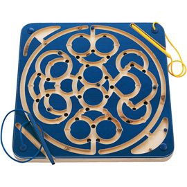 Holzspielzeug mit einem labyrinthartigen Design und zwei Schnüren zum Führen von Kugeln durch die Öffnungen. Ideal für die Förderung der Hand-Augen-Koordination und motorischen Fähigkeiten von Kindern.