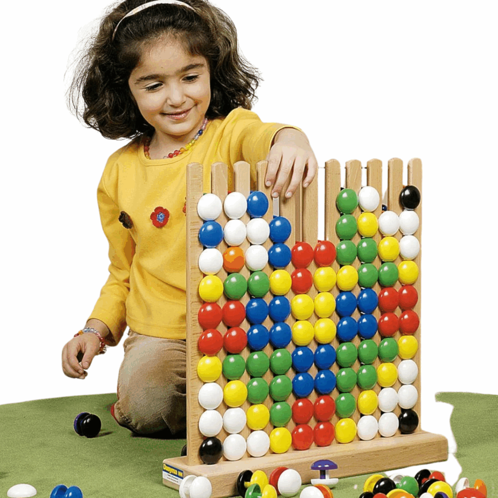 Ein kleines Mädchen spielt mit einem bunten Steckspiel aus Holz. Sie platziert farbige Kugeln in ein senkrecht stehendes Gestell, das mit verschiedenen Farben gestaltet ist. Das Spiel fördert die motorischen Fähigkeiten und die Kreativität von Kindern.