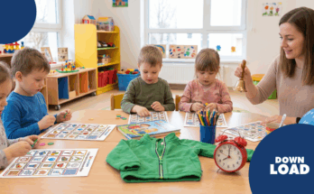 Eine Lehrerin interagiert mit Vorschulkindern in einem hellen Klassenraum. Die Kinder arbeiten an Lernblättern, während die Lehrerin mit einer Glocke Aufmerksamkeit erregt. Auf dem Tisch sind Buntstifte, Spielsteine und ein grüner Pullover sichtbar. Ein freundliches und kreatives Lernumfeld für junge Kinder.