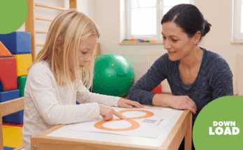 Ein Mädchen und eine Frau sitzen an einem Tisch in einem hellen Raum, der mit Spielgeräten ausgestattet ist. Das Mädchen zeigt mit dem Finger auf ein Arbeitsblatt mit der Zahl "8", während die Frau aufmerksam zuschaut. Ideal für Lern- und Förderprogramme.