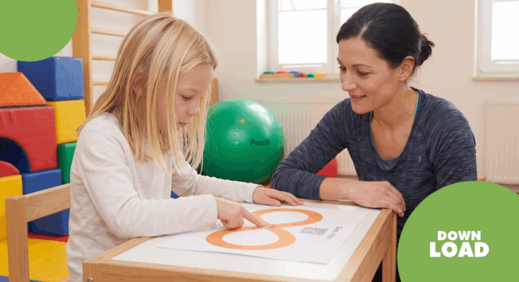 Ein Mädchen und eine Frau sitzen an einem Tisch in einem hellen Raum, der mit Spielgeräten ausgestattet ist. Das Mädchen zeigt mit dem Finger auf ein Arbeitsblatt mit der Zahl "8", während die Frau aufmerksam zuschaut. Ideal für Lern- und Förderprogramme.