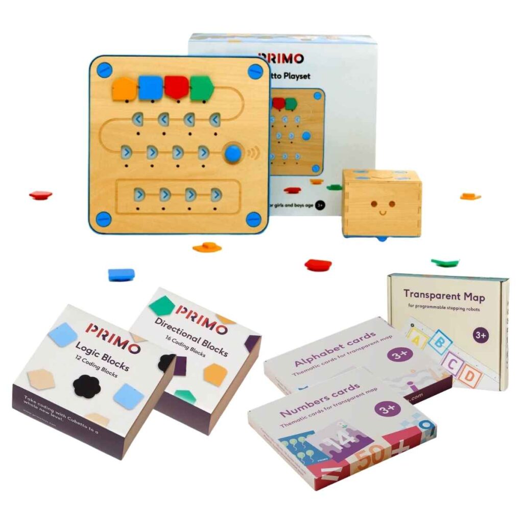 Holzspielzeug-Set von PRIMO, bestehend aus einem Coding-Playset mit bunten Tasten und verschiedenen Lernkarten für Zahlen, Buchstaben sowie logische und richtungsbezogene Blöcke. Ideal für Kinder ab 3 Jahren zur Förderung von Programmierfähigkeiten und logischem Denken.